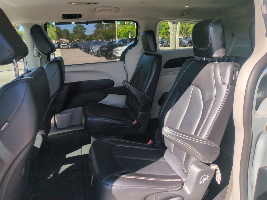 Used 2024 Chrysler Pacifica Touring-L image 16