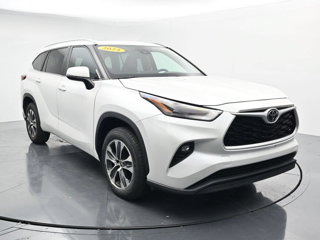 Used 2024 Toyota Highlander XLE FWD image 2
