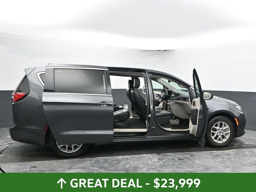 Used 2023 Chrysler Pacifica Touring-L image 58
