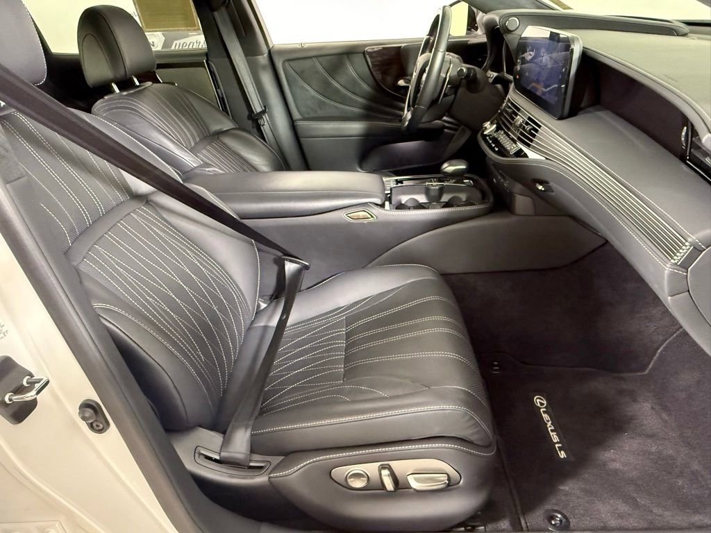Used 2022 Lexus LS 500 w/ Interior Upgrade Package RWD image 19