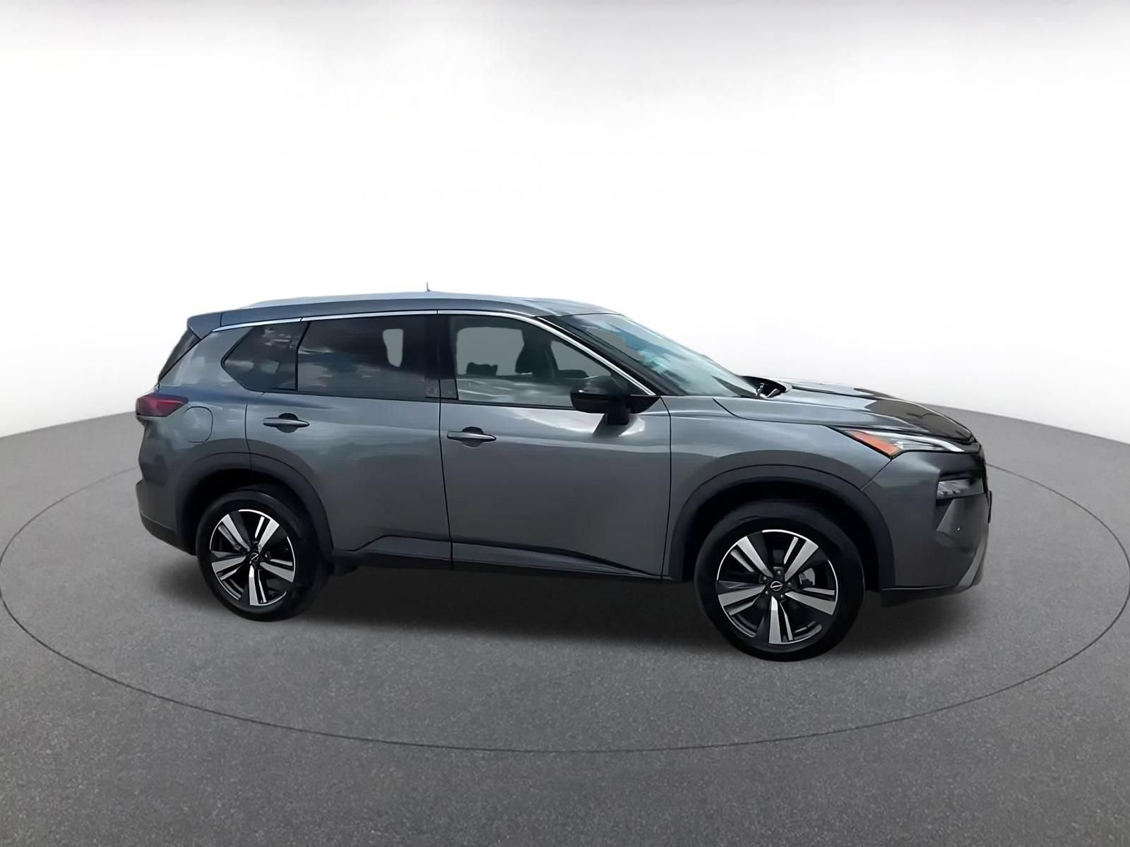 Used 2026 Nissan Rogue SL FWD image 2