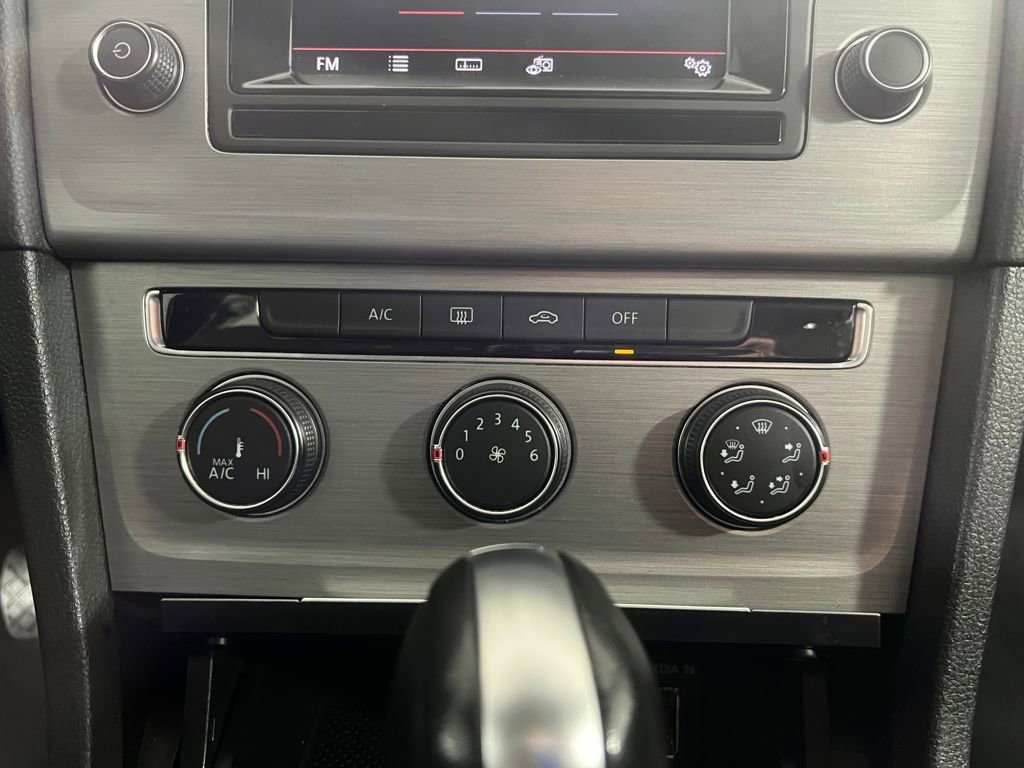 Used 2015 Volkswagen Golf S image 25