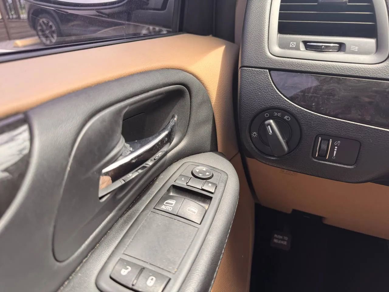 Used 2016 Dodge Grand Caravan American Value Package image 17