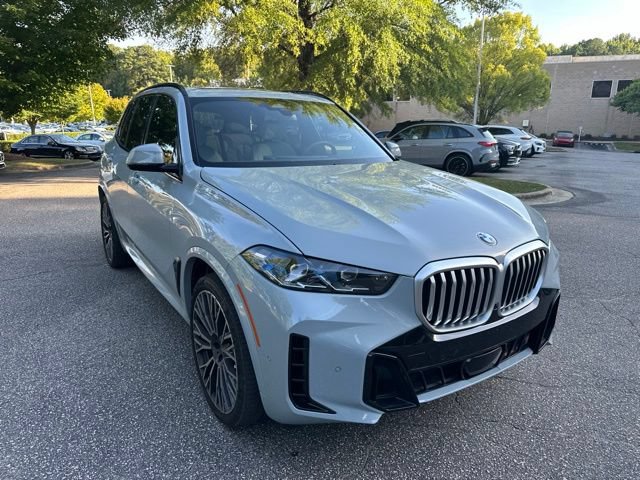 Used 2025 BMW X5 xDrive40i w/ M Sport Package AWD/4WD image 3