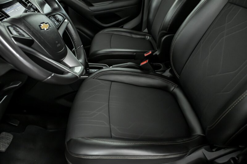 Used 2020 Chevrolet Trax LT w/ Driver Confidence Package AWD/4WD image 17