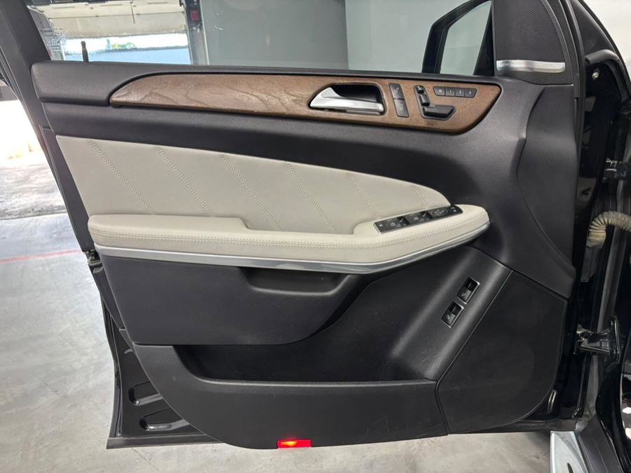 Used 2015 Mercedes-Benz GL 550 4MATIC image 28