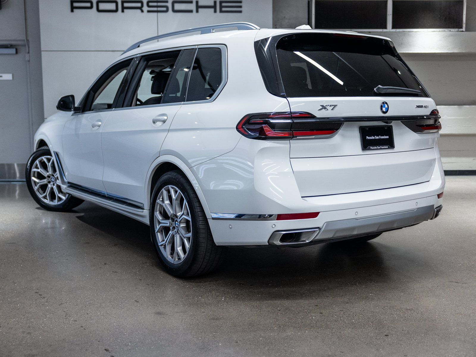 Used 2025 BMW X7 xDrive40i AWD/4WD image 3