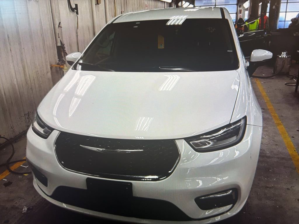 Used 2023 Chrysler Pacifica Touring-L image 2