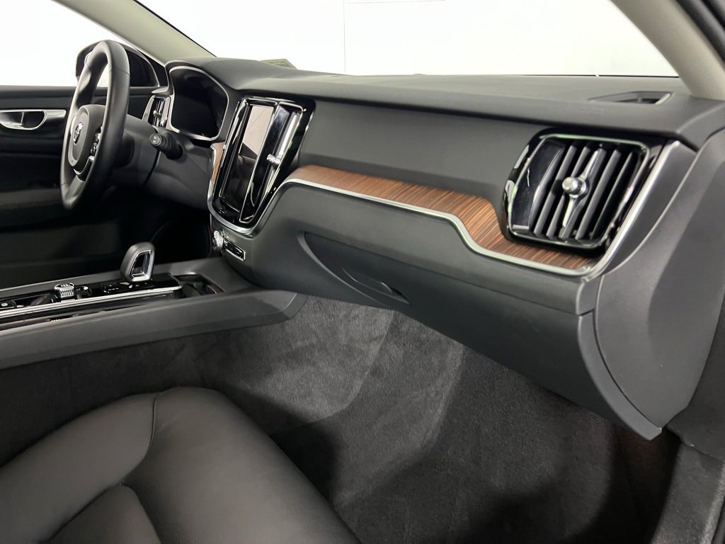 Used 2025 Volvo V60 B5 Cross Country Plus image 31