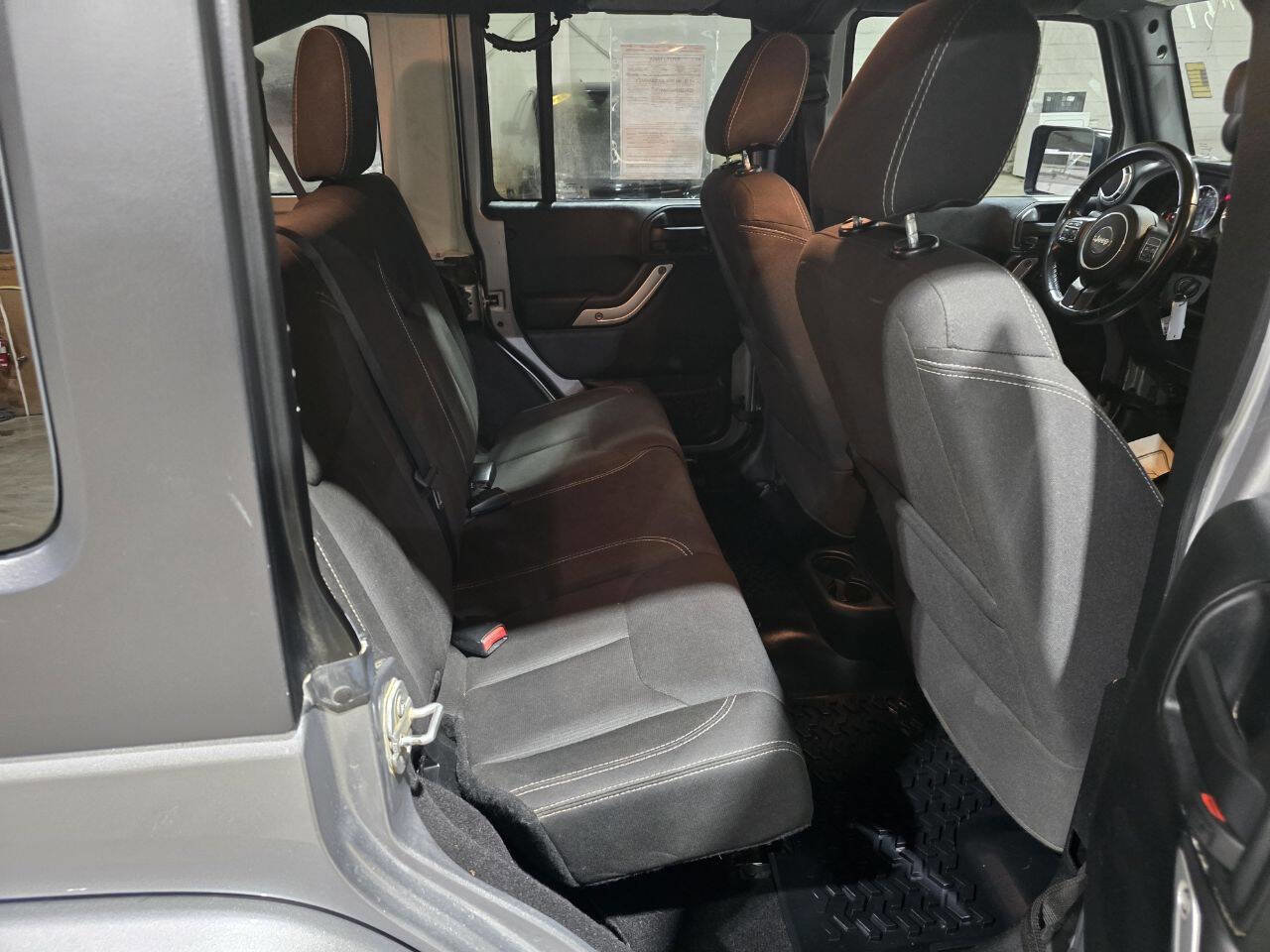 Used 2017 Jeep Wrangler Unlimited Sahara w/ Connectivity Group image 32
