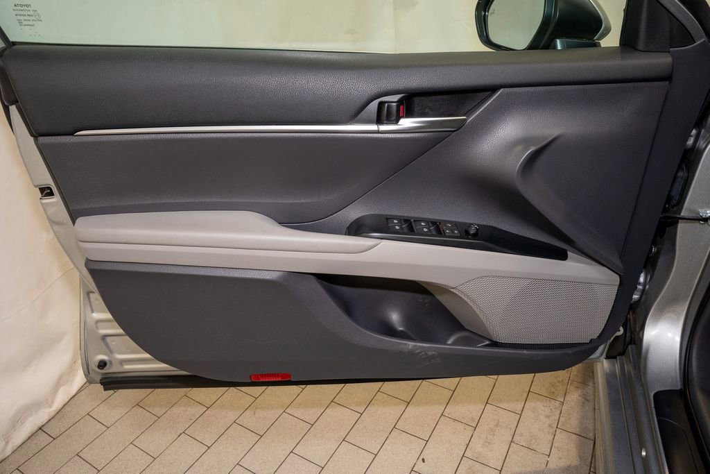 Used 2020 Toyota Camry SE image 11