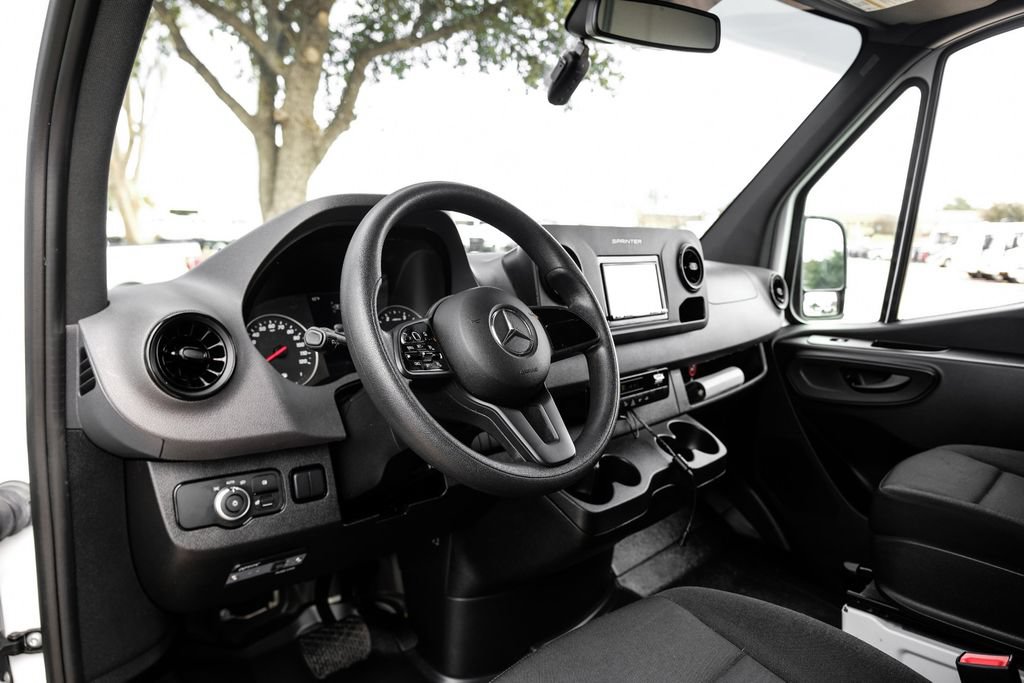 Used 2024 Mercedes-Benz Sprinter 2500 image 2