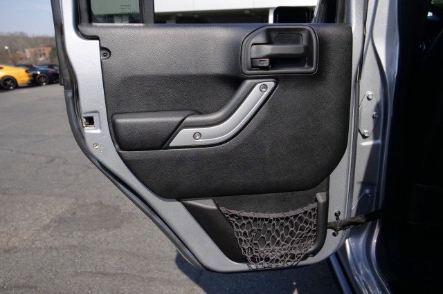 Used 2016 Jeep Wrangler Unlimited Rubicon w/ Connectivity Group image 36