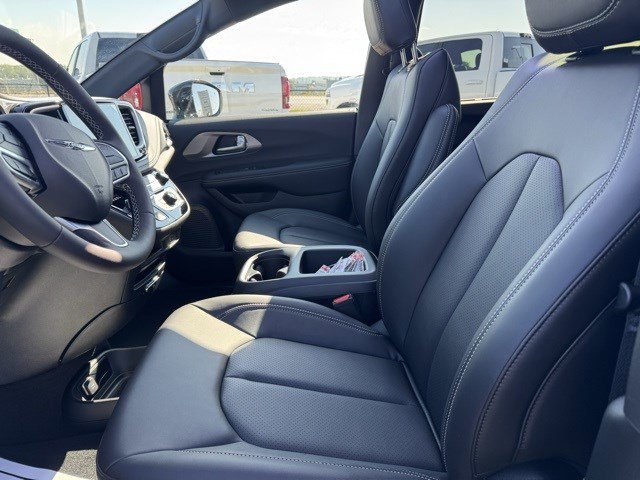 New 2026 Chrysler Pacifica Select image 9
