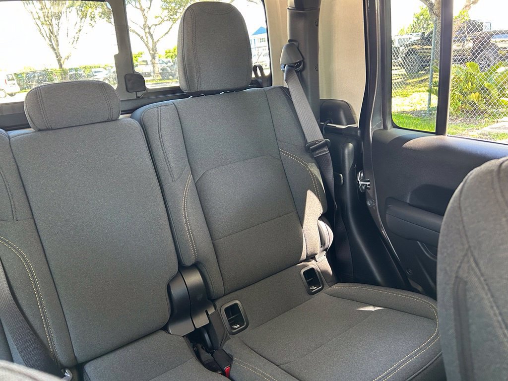 Certified 2025 Jeep Gladiator Sport AWD/4WD image 15