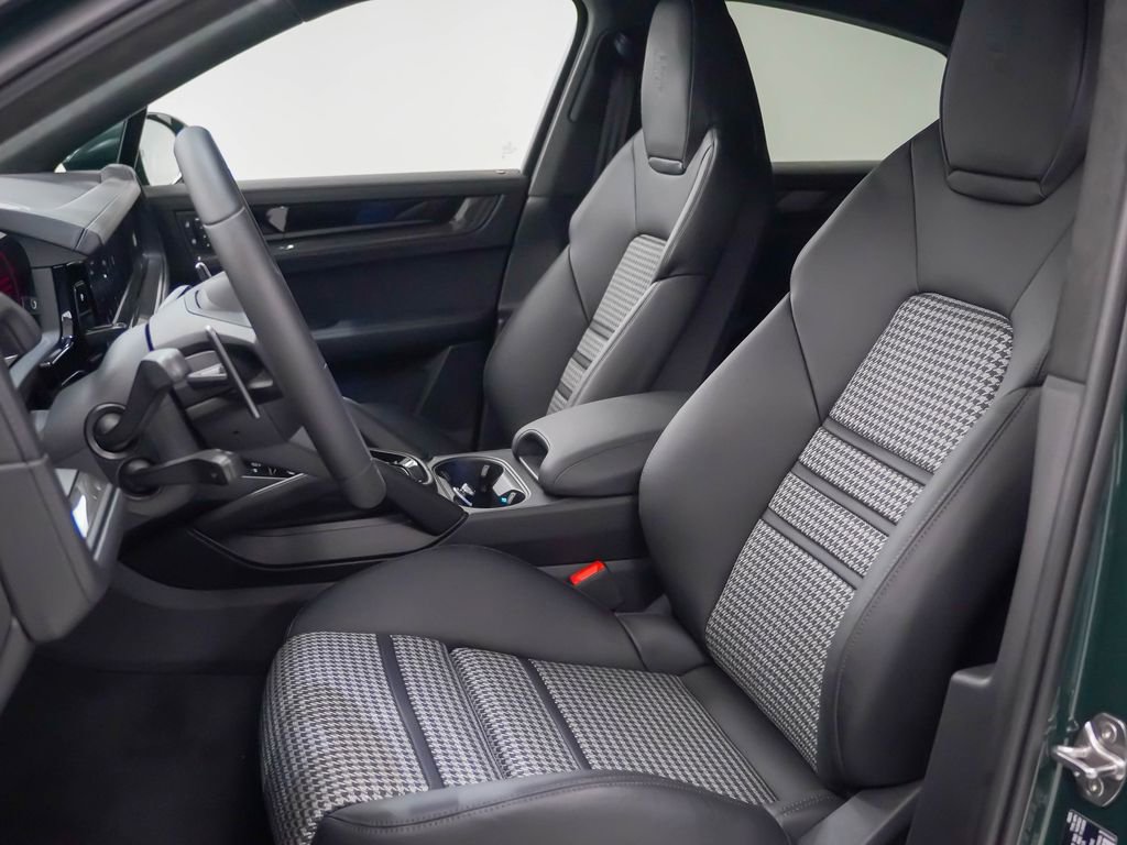 Certified 2025 Porsche Cayenne GTS image 5