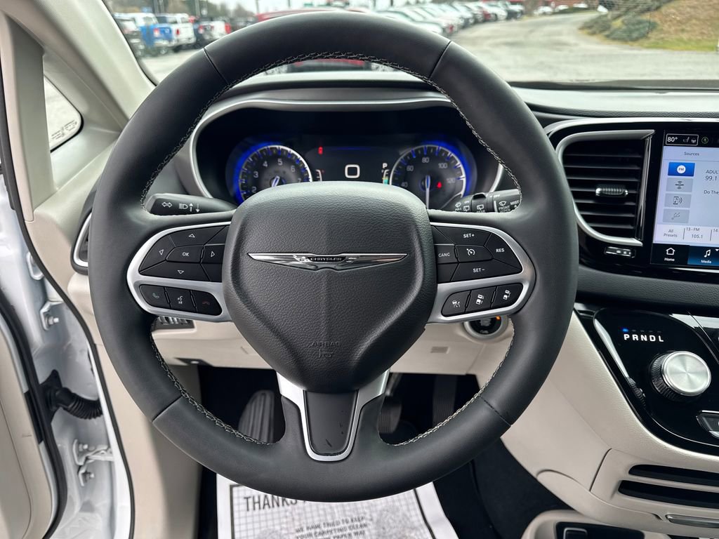 Used 2024 Chrysler Pacifica Touring-L image 15