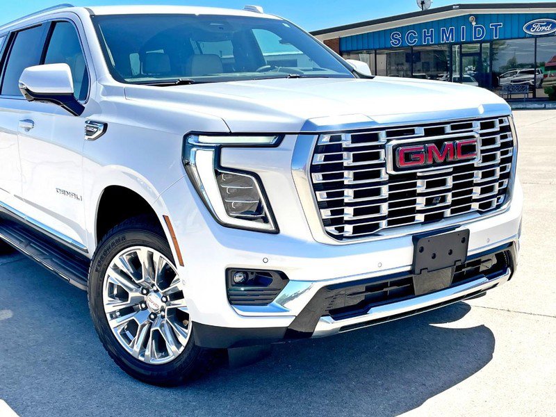 Used 2025 GMC Yukon XL Denali w/ LPO, Illumination Package AWD/4WD image 8