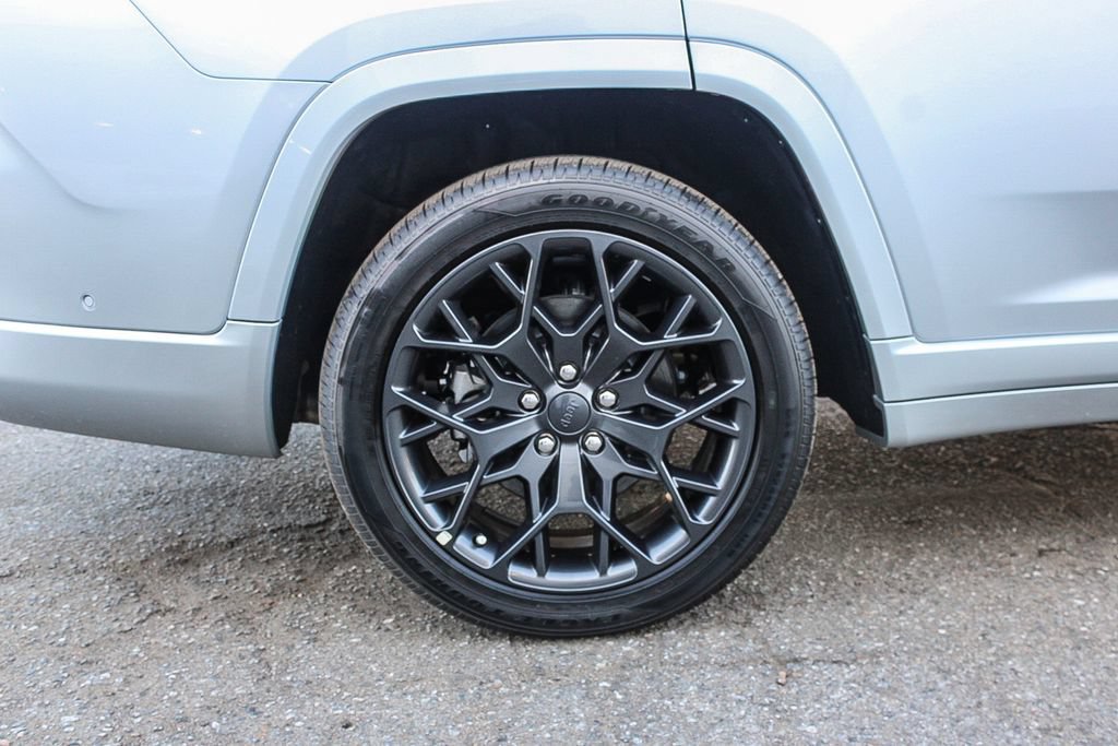 New 2026 Jeep Grand Cherokee L Summit w/ Obsidian Package AWD/4WD image 12