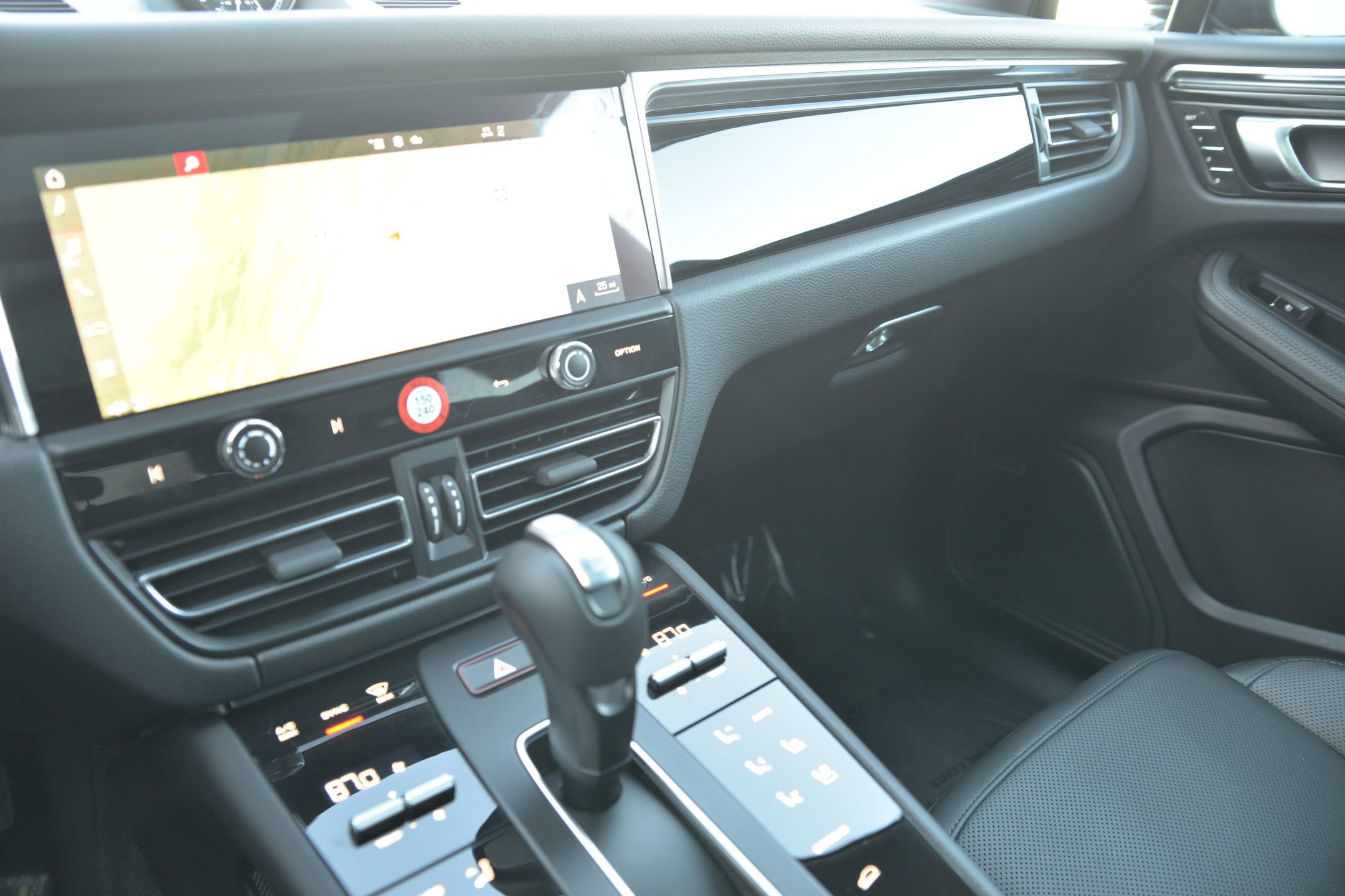 Certified 2025 Porsche Macan image 17