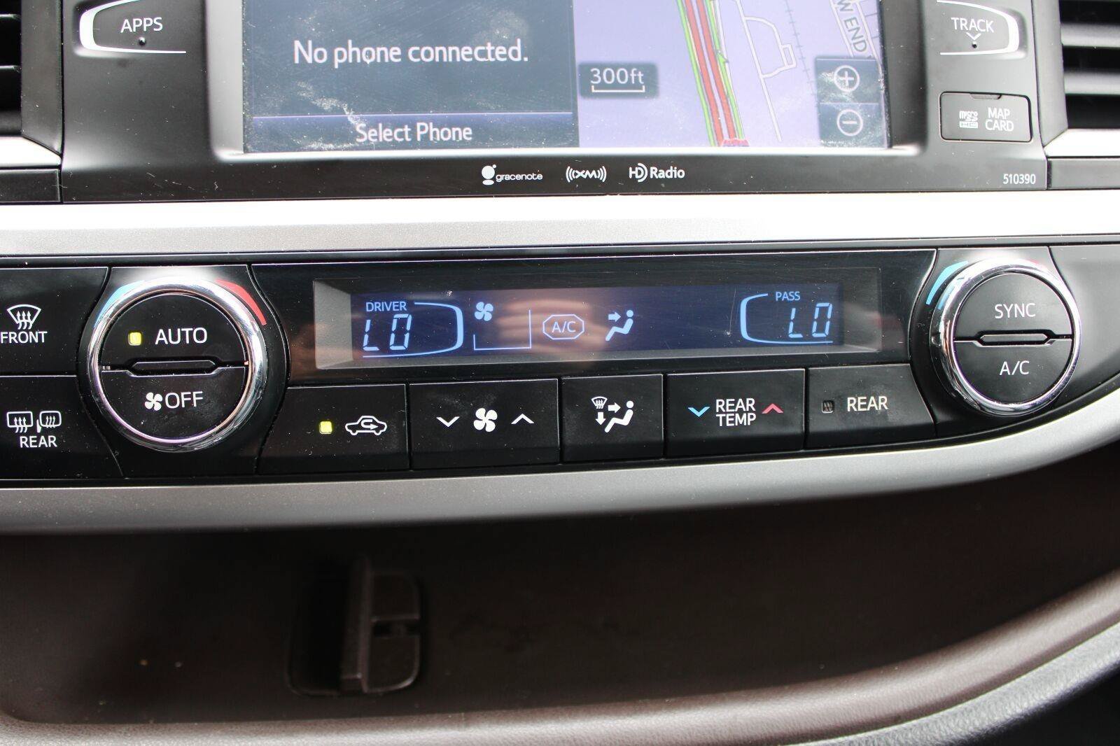 Used 2018 Toyota Highlander XLE AWD/4WD image 24
