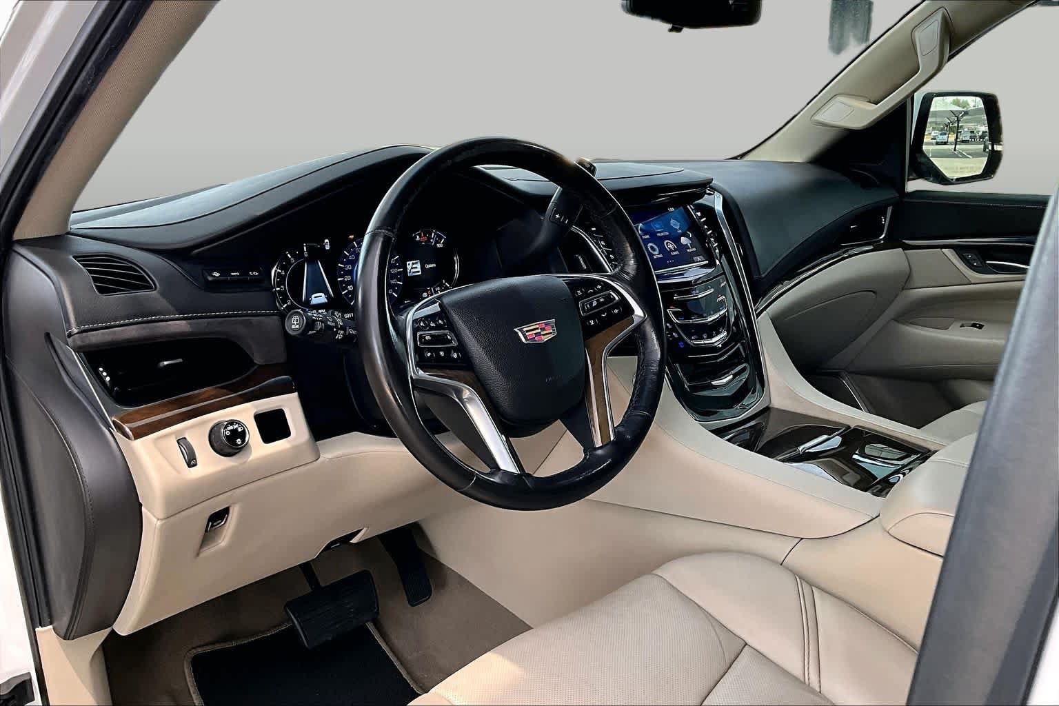 Used 2019 Cadillac Escalade ESV Premium Luxury RWD image 18