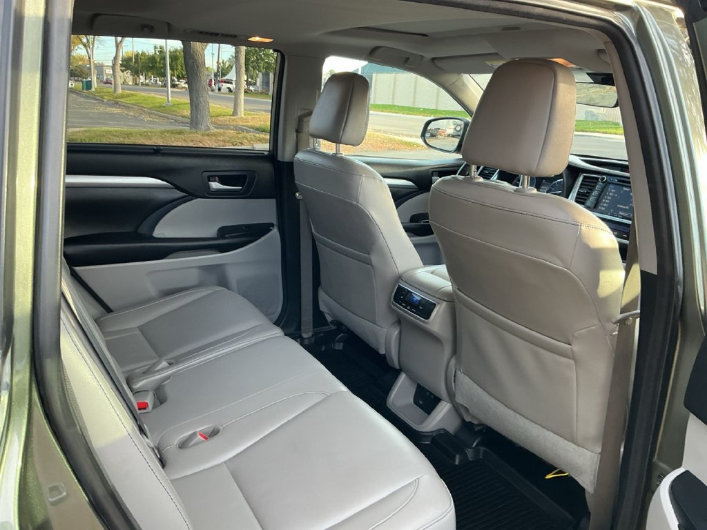 Used 2018 Toyota Highlander XLE AWD/4WD image 34