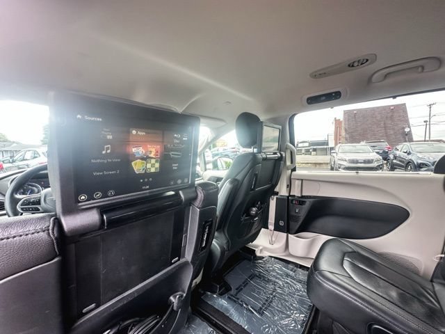 Used 2020 Chrysler Pacifica Touring-L Plus w/ Advanced Safetytec Group FWD image 21