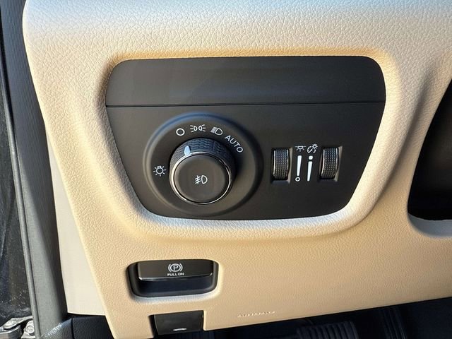 Used 2025 Jeep Grand Cherokee Limited w/ Luxury Tech Group II AWD/4WD image 33