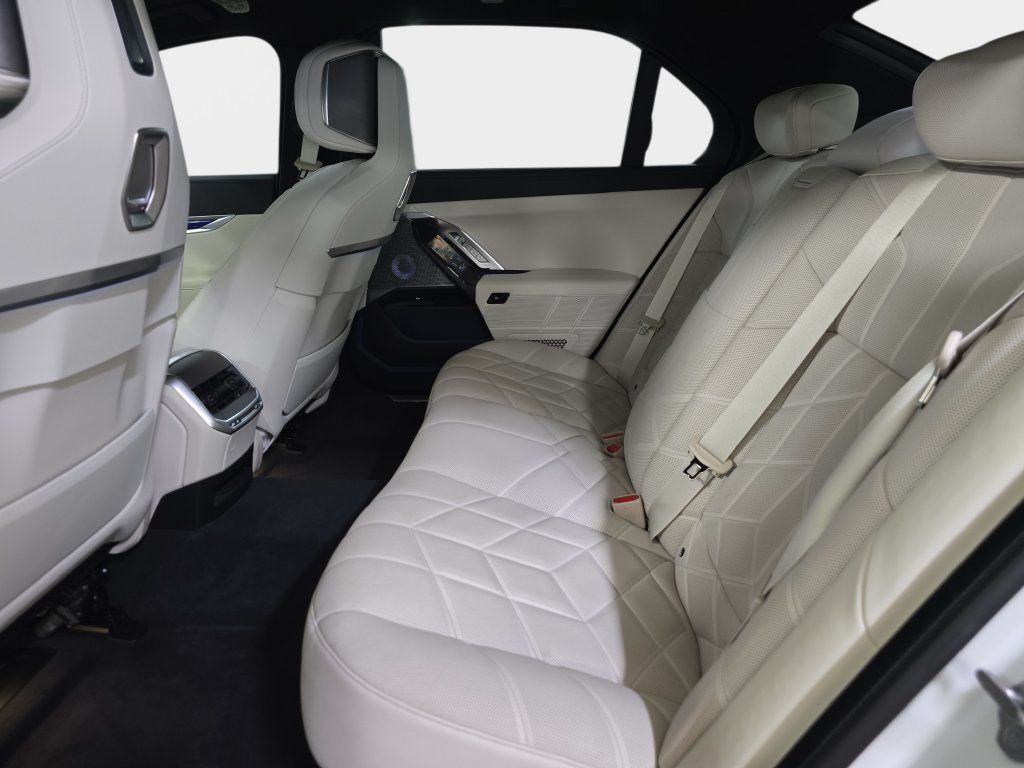 Certified 2023 BMW 740i RWD image 12