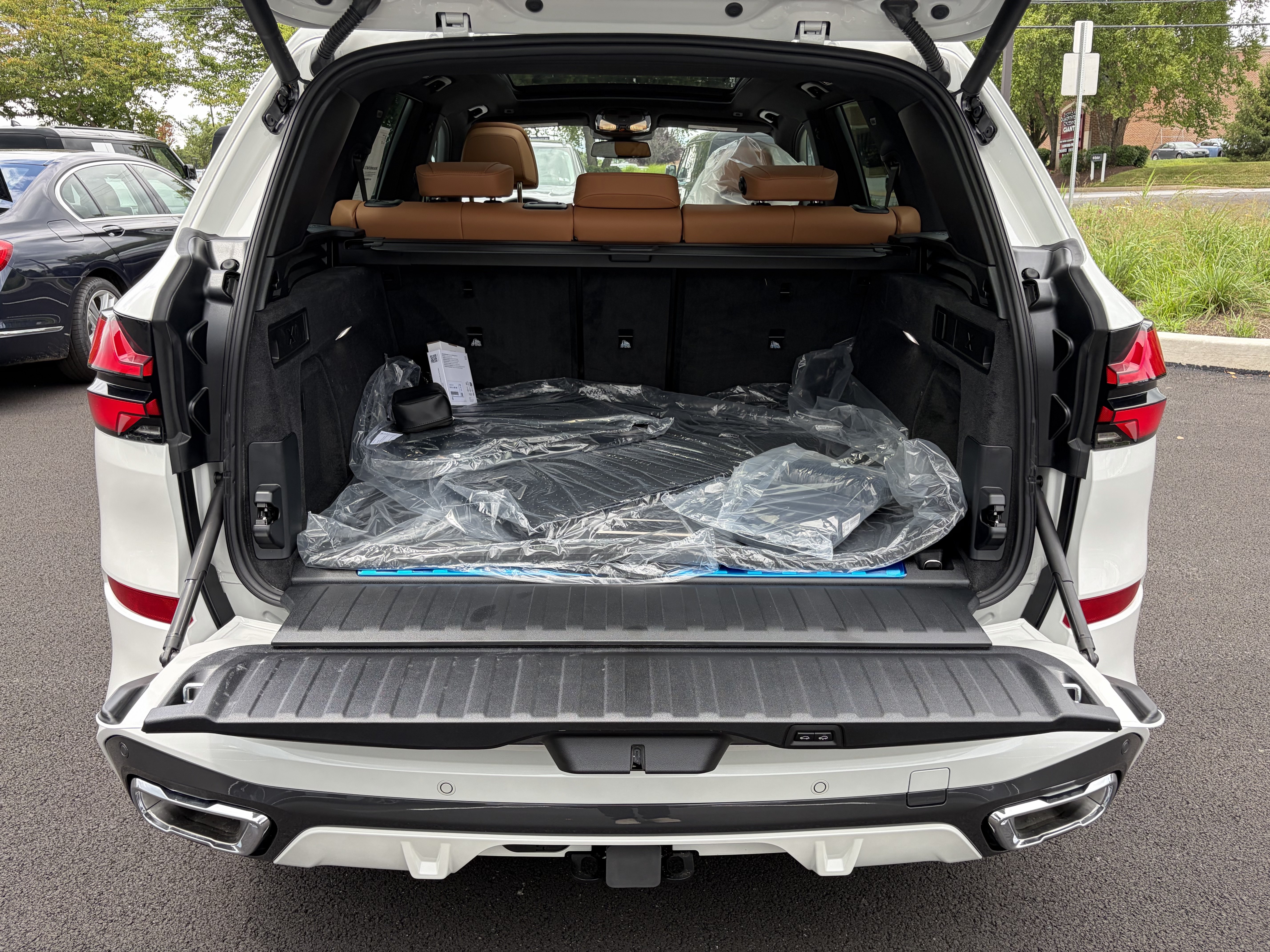 New 2026 BMW X5 xDrive50e w/ M Sport Package AWD/4WD image 8