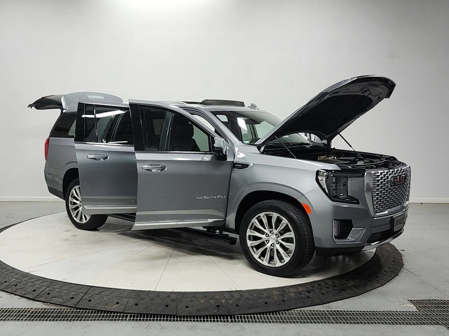 Used 2023 GMC Yukon XL Denali RWD image 9