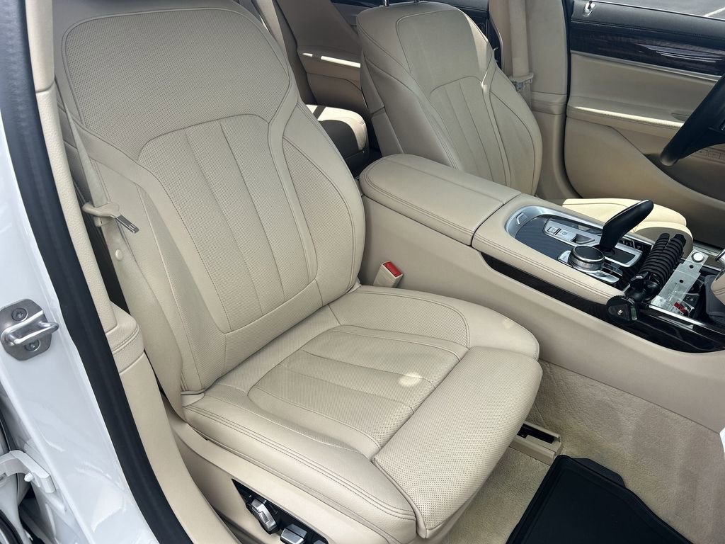 Used 2022 BMW 740i image 16