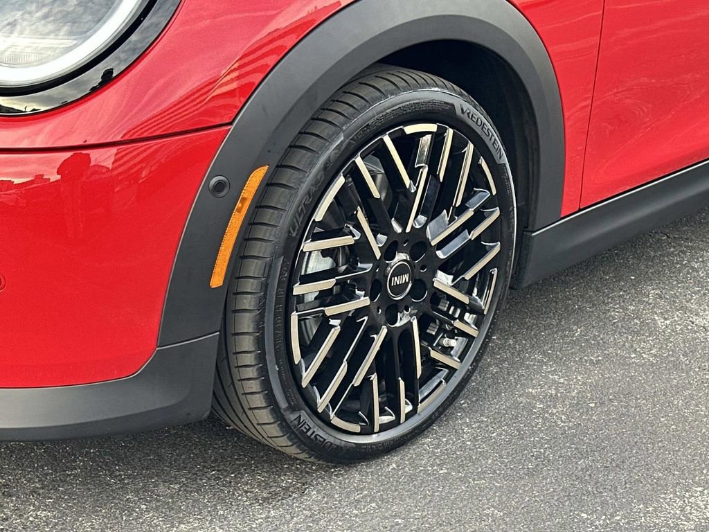 Used 2025 MINI Cooper 2-Door Hardtop image 31