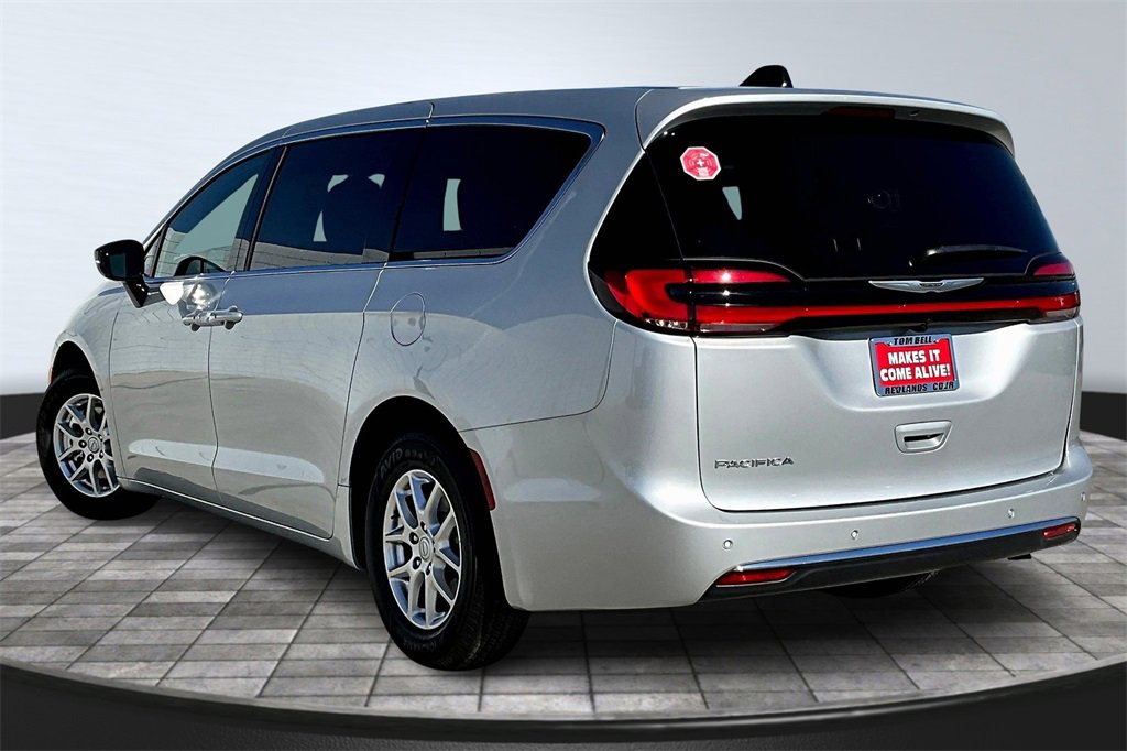 New 2026 Chrysler Pacifica Select image 3
