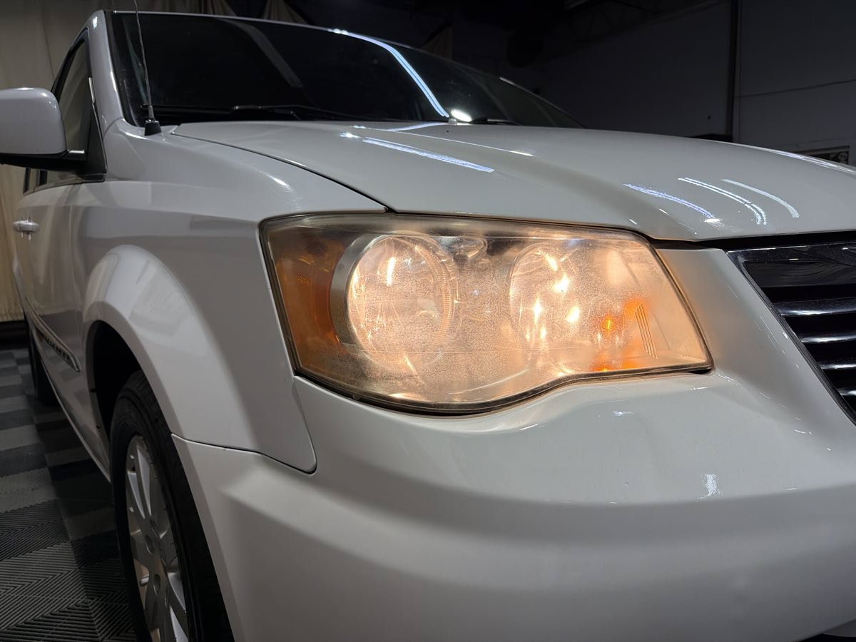 Used 2014 Chrysler Town & Country Touring FWD image 7