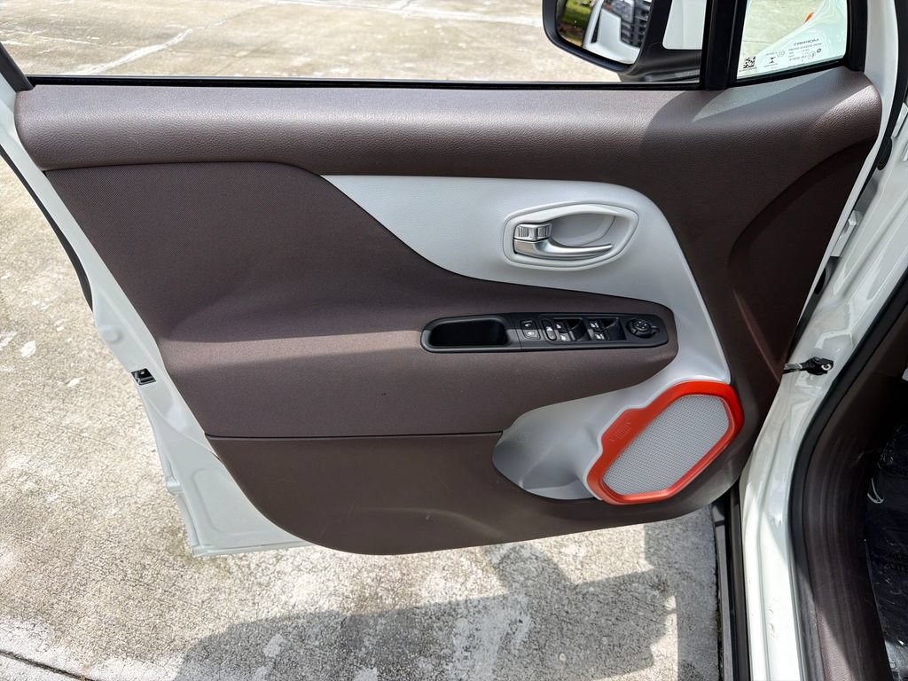 Used 2017 Jeep Renegade Latitude FWD image 15