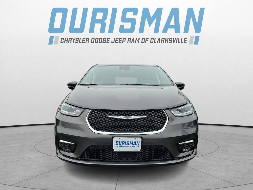 Used 2023 Chrysler Pacifica Touring-L image 2