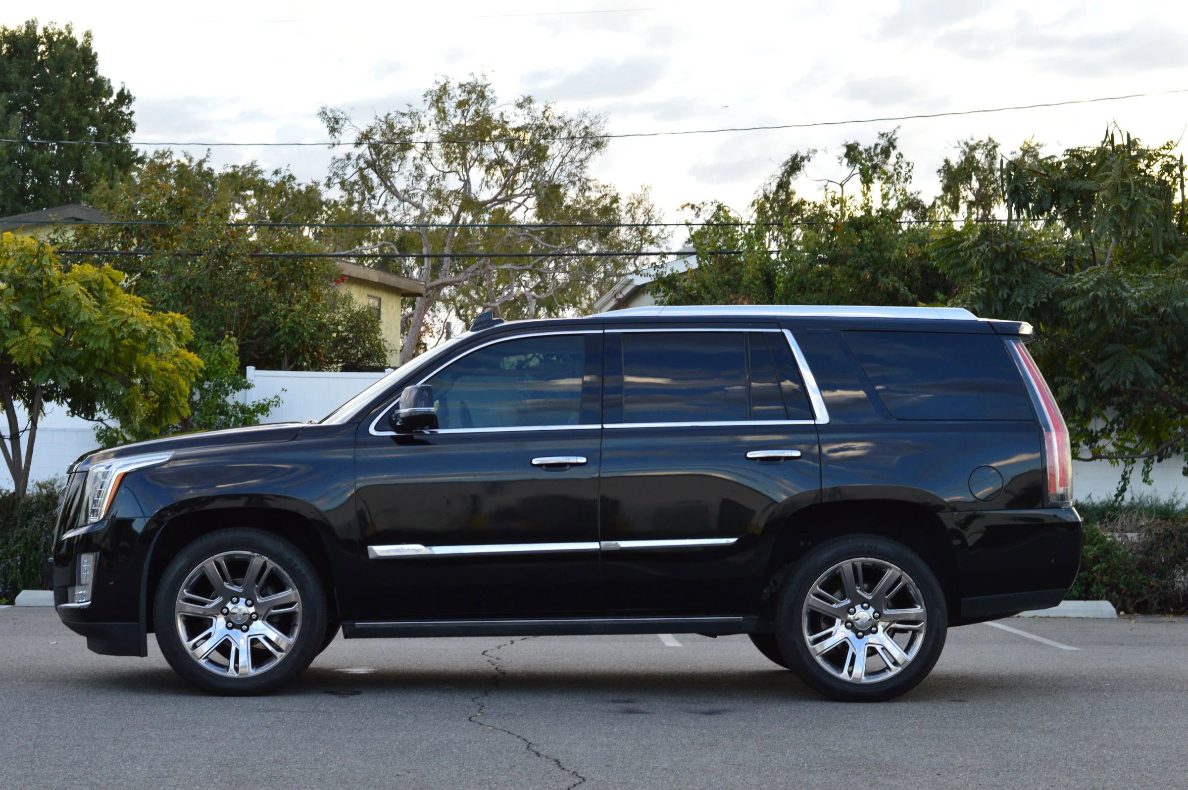 Used 2017 Cadillac Escalade Premium Luxury image 4