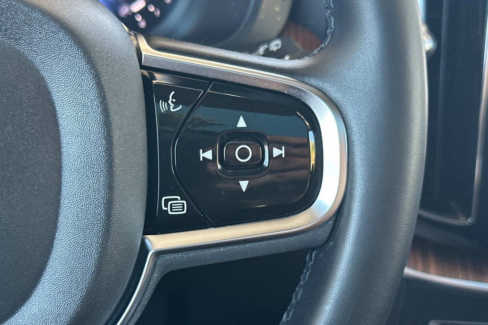 Certified 2023 Volvo XC60 B5 Plus w/ Climate Package FWD image 30