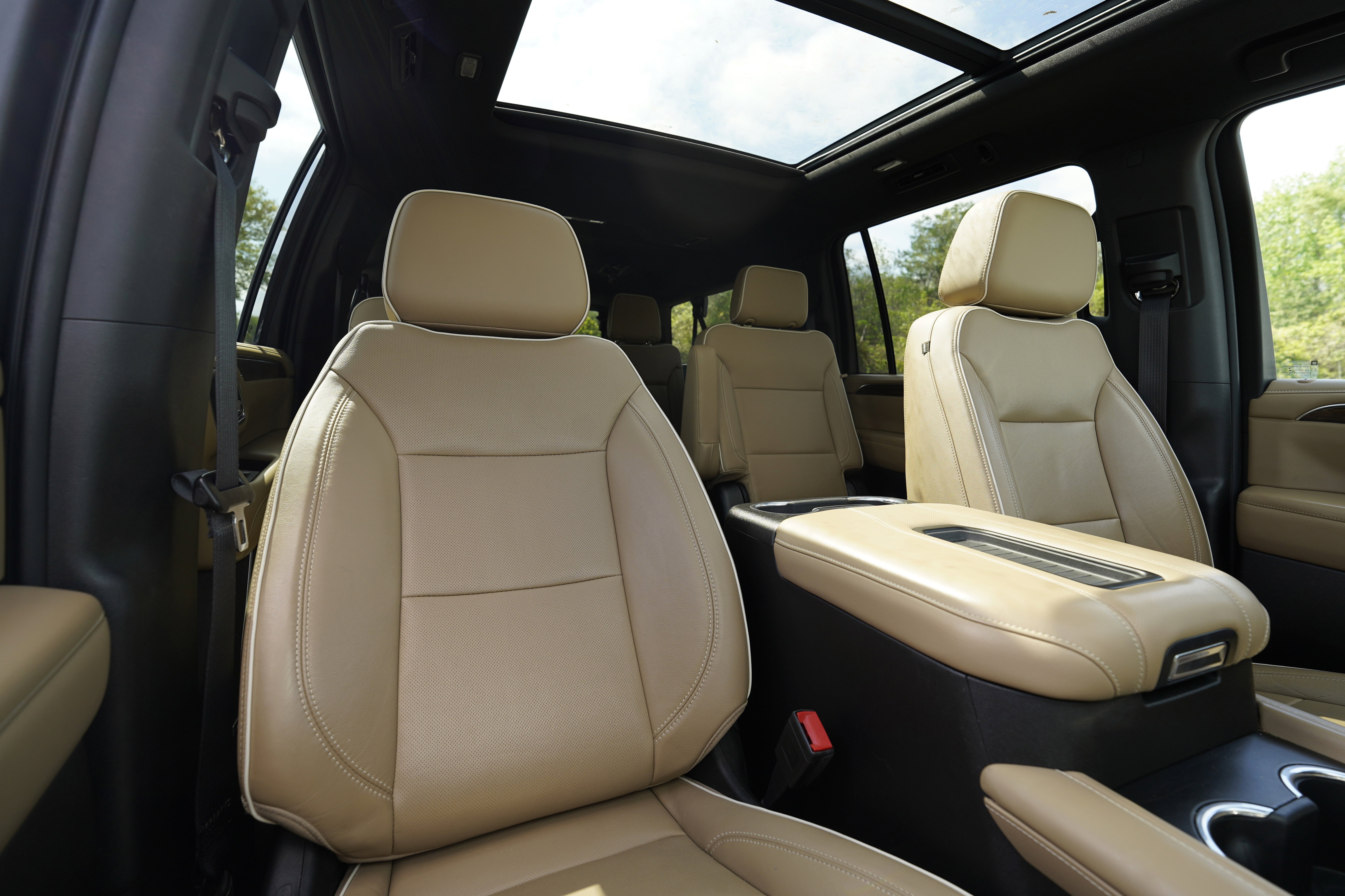 Used 2021 Chevrolet Suburban Premier w/ Premium Package RWD image 13