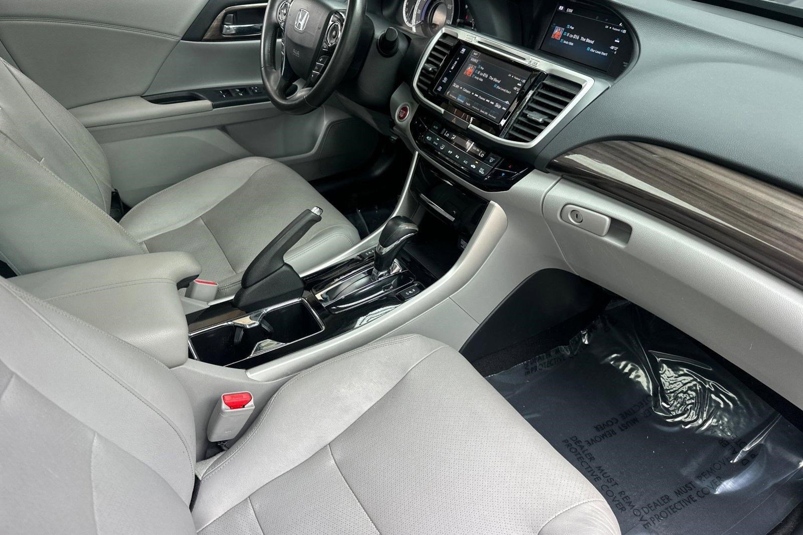 Used 2017 Honda Accord Touring image 33