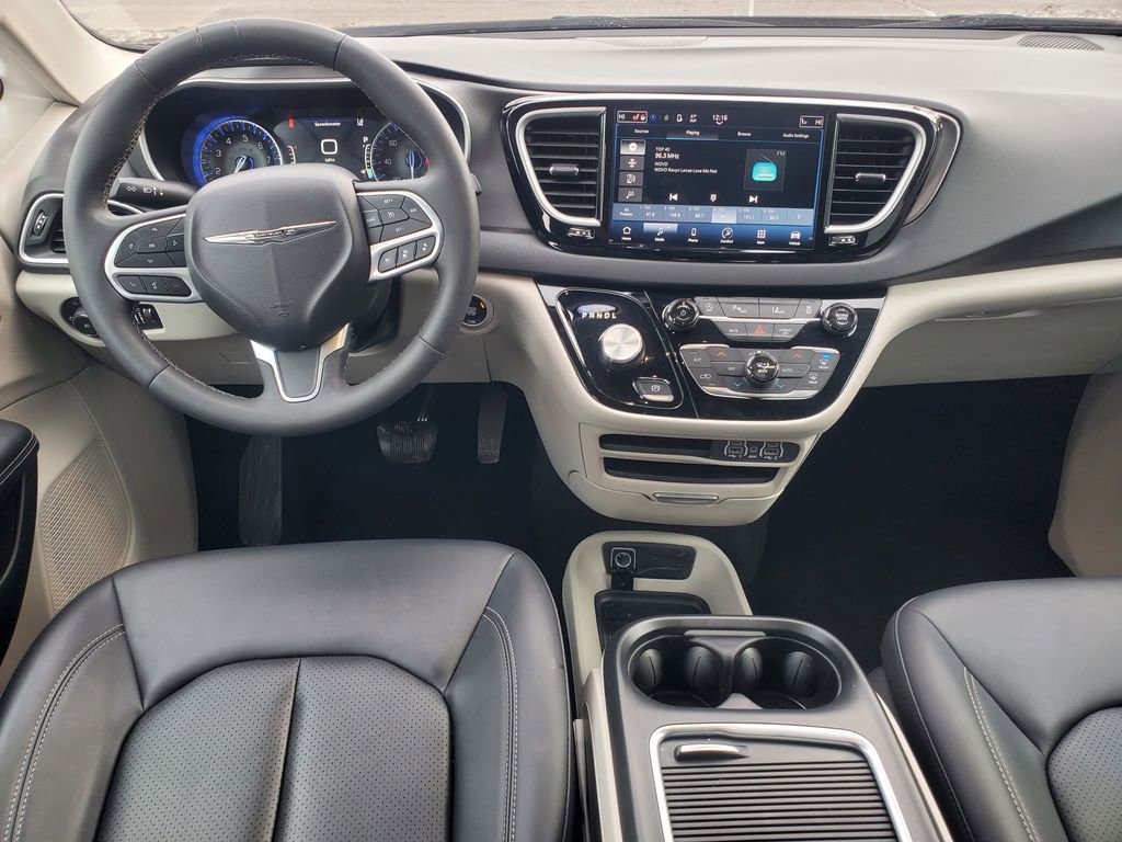 Used 2024 Chrysler Pacifica Touring-L image 31