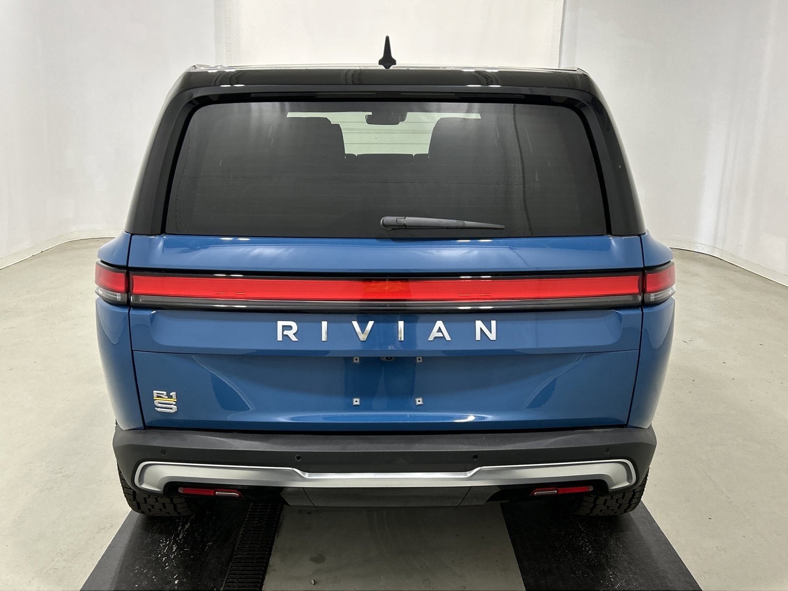 Used 2023 Rivian R1S Adventure AWD/4WD image 4