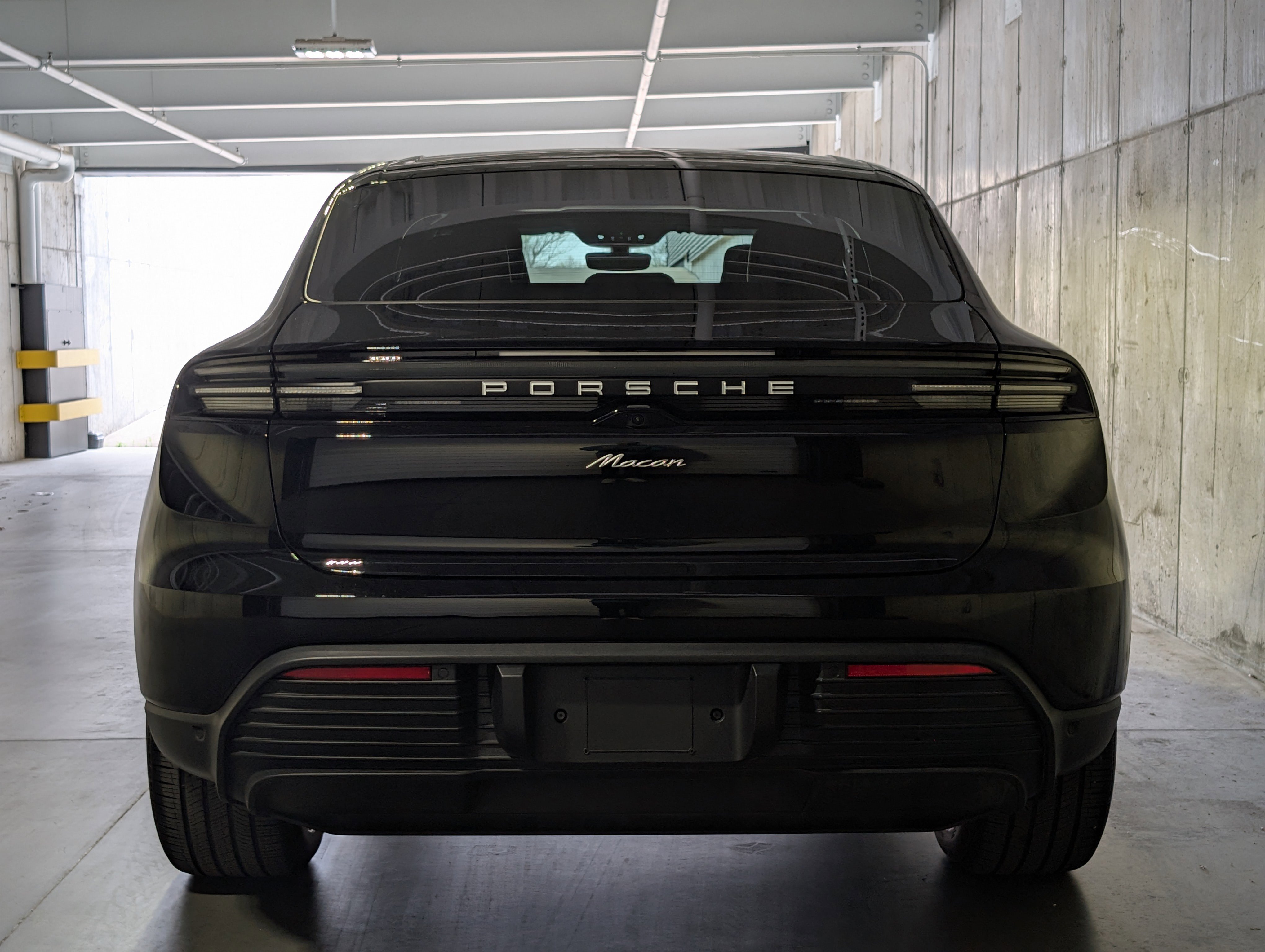 Certified 2025 Porsche Macan Electric image 8