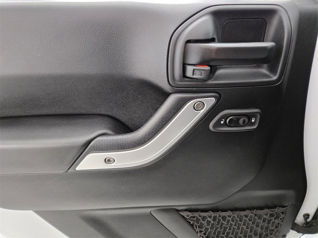 Used 2018 Jeep Wrangler Unlimited Sahara w/ Connectivity Group image 23