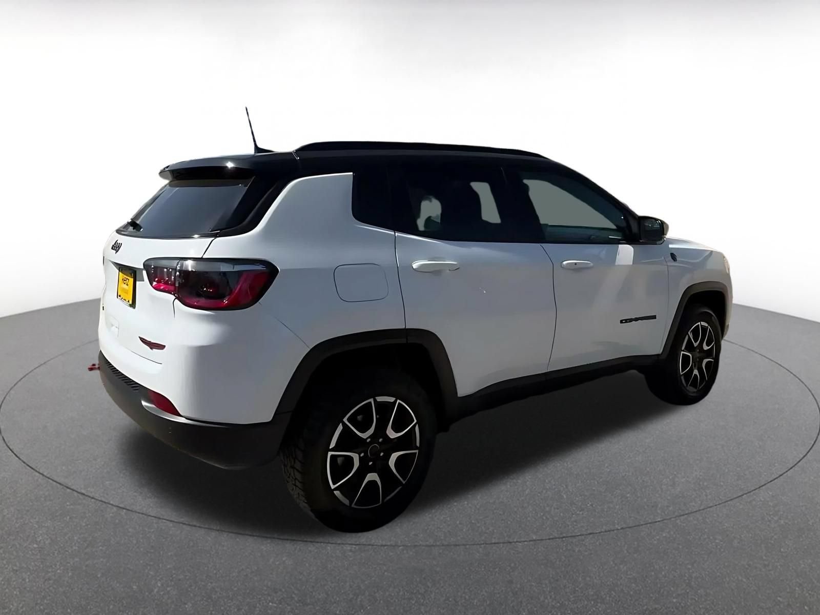Used 2025 Jeep Compass Trailhawk AWD/4WD image 14