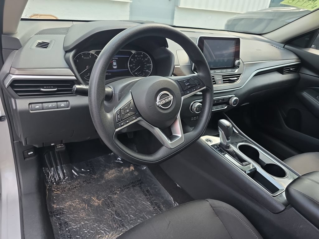 Used 2024 Nissan Altima 2.5 SV FWD image 15