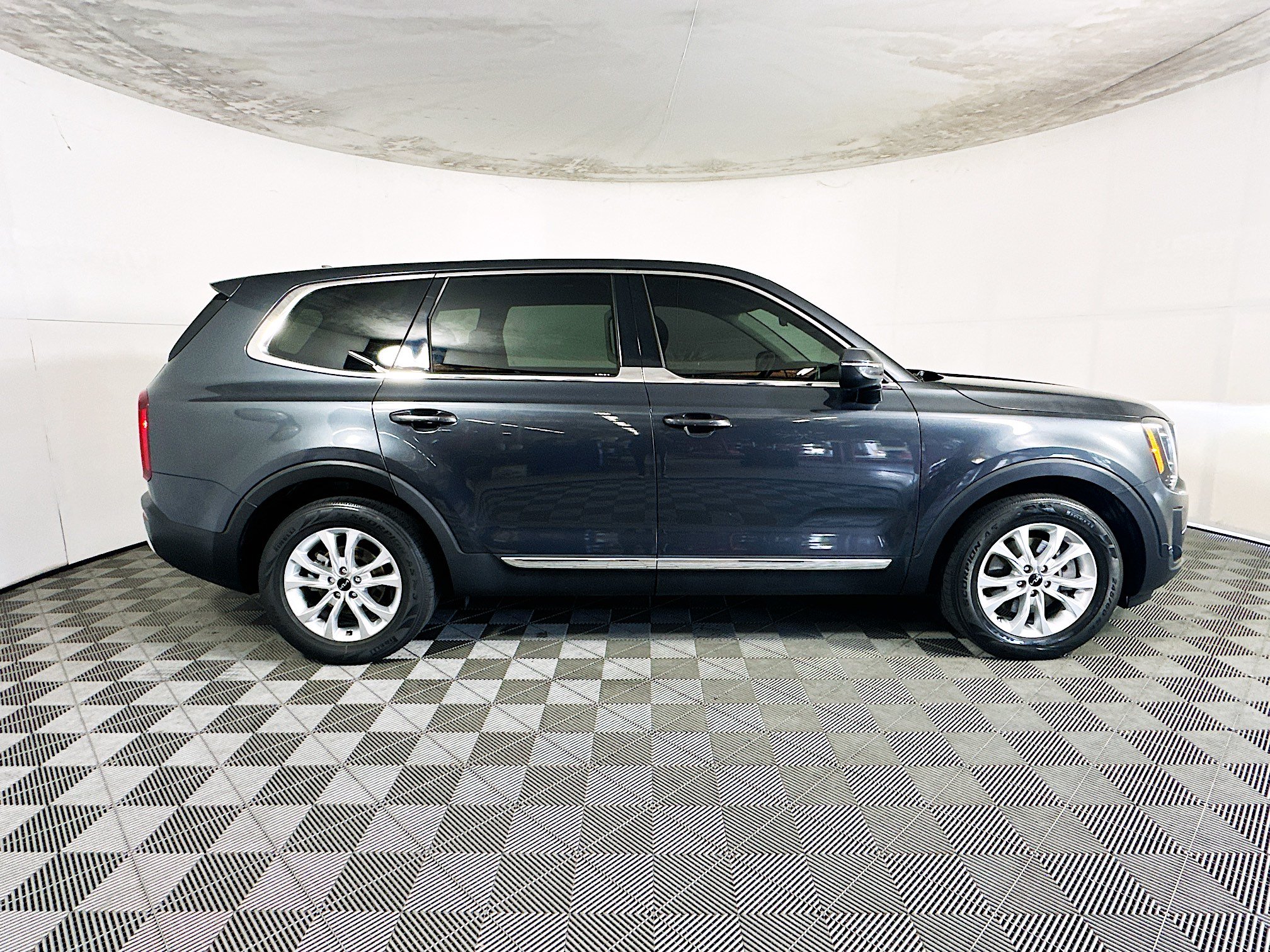 Used 2022 Kia Telluride LX FWD image 2