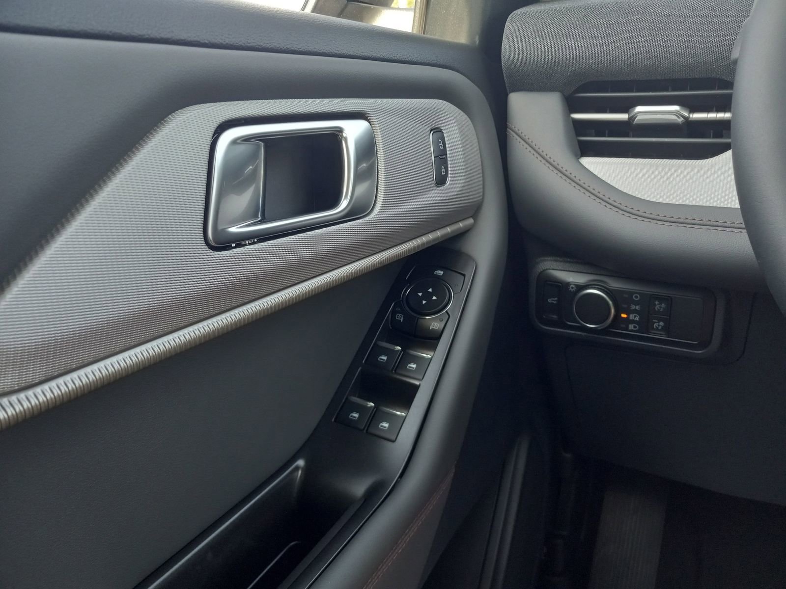 New 2025 Ford Explorer Active image 26